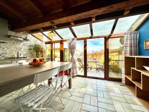 - une cuisine avec une table et des fruits dans l'établissement La Corte Azzurra Terrace, à Bari Sardo 20 autres photos