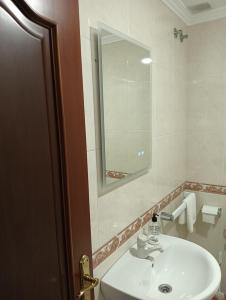 オ・グローベにあるPiso en o groveの白い洗面台と鏡のあるバスルーム