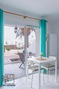 Balkón alebo terasa v ubytovaní Casa Roxy Pool View Wi-Fi by iRent Fuerteventura
