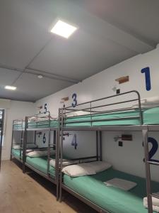 Palanda nebo palandy na pokoji v ubytování Bilbao Metropolitan Hostel by Bossh! Hotels