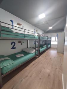 Palanda nebo palandy na pokoji v ubytování Bilbao Metropolitan Hostel by Bossh! Hotels