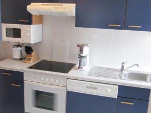 Kuchyň nebo kuchyňský kout v ubytování Ferienwohnung NR 15 im Gutshaus Zicker auf Rügen