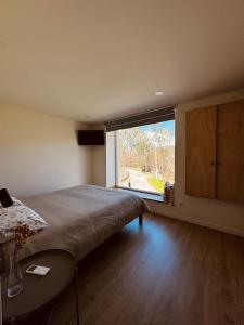 ein Schlafzimmer mit einem großen Bett und einem großen Fenster in der Unterkunft Streliciahouse in Braga + 18 Fotos