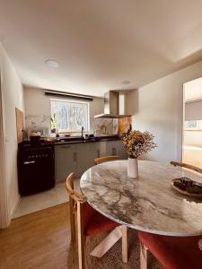 eine Küche mit einem Tisch und Stühlen sowie eine Küche mit einer Theke in der Unterkunft Streliciahouse in Braga