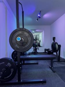 a room with a gym with weights on a table at Streliciahouse in Braga