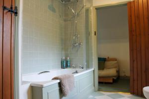 Bilik mandi di Charming Cotswold stone cottage in the Oxfordshire countryside +40 gambar