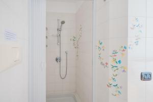 アナカプリにあるVilla Margherita by My Villa Collectionのバスルーム(花の壁にシャワー付)