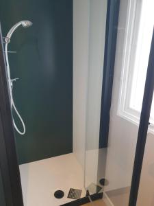 Mobil home climatisé 6,8 Pers SIBLU BONNE ANSE PLAGE LA PAMYRE LES MATHES的一间浴室