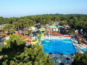 莱马特Mobil home climatisé 6,8 Pers SIBLU BONNE ANSE PLAGE LA PAMYRE LES MATHES的水上公园的顶部景观,设有水滑梯