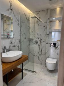 Ένα μπάνιο στο Dania Sea View Apartments