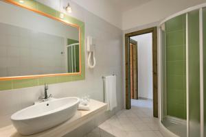 Koupelna v ubytování Residence Cala Di Falco + 7 fotografií
