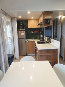 Mobil home climatisé 6,8 Pers SIBLU BONNE ANSE PLAGE LA PAMYRE LES MATHES的厨房或小厨房