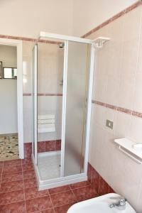 トレヴィーゾにあるCasa di Terryのシャワーとトイレ付きのバスルーム +10枚の写真