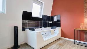 Φωτογραφία από το άλμπουμ του Suite Rose #3#- Ambiance cosy & Jacuzzi-self check-in σε Ρουμπαί