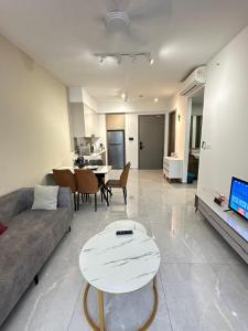 吉隆坡AGILE SKY HOME Near Pavilion with TRX and GOLF View Including Swimming Pool的带沙发和桌子的客厅