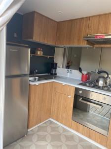 Mobil home climatisé 6,8 Pers SIBLU BONNE ANSE PLAGE LA PAMYRE LES MATHES的厨房或小厨房