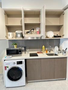 AGILE SKY HOME Near Pavilion with TRX and GOLF View Including Swimming Pool的厨房或小厨房