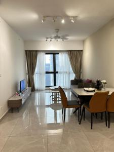 吉隆坡AGILE SKY HOME Near Pavilion with TRX and GOLF View Including Swimming Pool的带桌子的客厅和餐厅