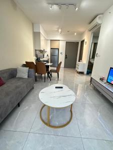 AGILE SKY HOME Near Pavilion with TRX and GOLF View Including Swimming Pool的厨房或小厨房
