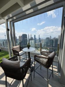 AGILE SKY HOME Near Pavilion with TRX and GOLF View Including Swimming Pool的阳台或露台