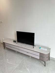 AGILE SKY HOME Near Pavilion with TRX and GOLF View Including Swimming Pool的电视和/或娱乐中心