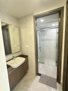 吉隆坡AGILE SKY HOME Near Pavilion with TRX and GOLF View Including Swimming Pool的带水槽和玻璃淋浴间的浴室 更多23张照片