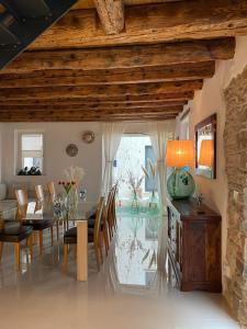 a dining room with a table and chairs and a glass floor at Onda Marina B&B Superior in Marano Lagunare