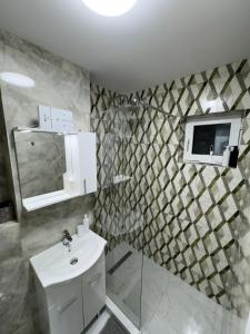 baño con lavabo y microondas en la pared en Rusky Apartment, en Gura Humorului
