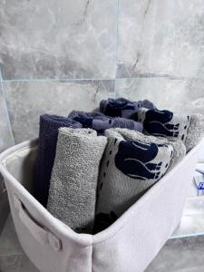 Una cesta llena de calcetines en el baño. en Rusky Apartment, en Gura Humorului