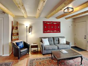 a living room with a couch and a chair at Casita De Alces in Santa Fe