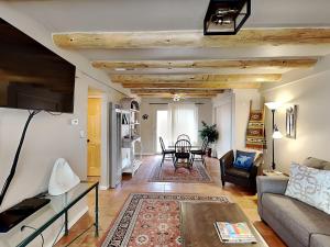 a living room with a couch and a table at Casita De Alces in Santa Fe