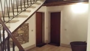 - un escalier dans une maison avec un escalier dans l'établissement Ai Filippini, à Vérone