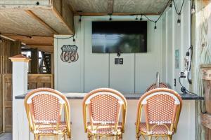 Televiisor ja/või meelelahutuskeskus majutusasutuses Ocean Views I Sleeps 12 I Walk to Beach I Pool