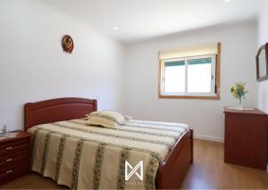 ein Schlafzimmer mit einem Bett und einem Fenster in der Unterkunft MyStay - Casa do Telhal in Vila Nova de Gaia
