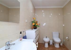 ein Badezimmer mit einem weißen Waschbecken und einer Toilette in der Unterkunft MyStay - Casa do Telhal in Vila Nova de Gaia + 11 Fotos