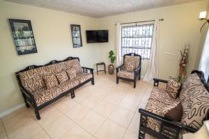 Μια τηλεόραση ή/και κέντρο ψυχαγωγίας στο Spacious 3-Bedroom Home - Regency Park