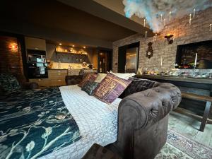a large bedroom with a bed and a couch at LA CHAMBRE DES SECRETS, Magique, Hyper-centre, 9 Couchages in Mâcon