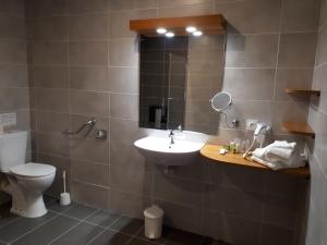 Koupelna v ubytování Logis Hôtel Le Céans
