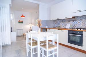 A kitchen or kitchenette at Eleganza in Centro sul Lago - Anguillara Sabazia