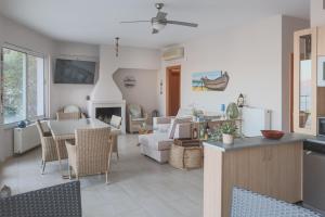 Μια τηλεόραση ή/και κέντρο ψυχαγωγίας στο Micky's SeaView Gem