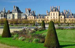 a park in front of a large building at Maison Jardin Proche Paris in Sainte-Geneviève-des-Bois