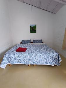 Letto o letti in una camera di Cascade Meadows Bungalow with Waterfall View