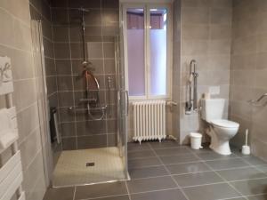 Koupelna v ubytování Logis Hôtel Le Céans