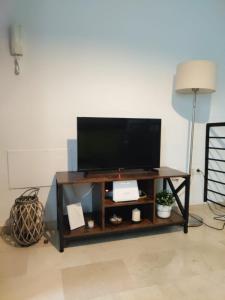 Televízia a/alebo spoločenská miestnosť v ubytovaní Green Duplex MM City Center