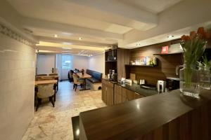 una cucina con bancone e sala da pranzo di Hotel de Munck ad Amsterdam