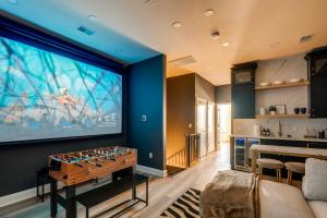 un soggiorno con un grande schermo con un gioco di 1 Mi to Dtwn Hot Tub Haven in Richmond! a Richmond