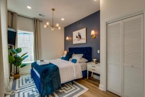 una camera da letto blu con un letto e una finestra di 1 Mi to Dtwn Hot Tub Haven in Richmond! a Richmond