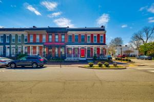 un grande edificio colorato con auto parcheggiate di fronte di 1 Mi to Dtwn Hot Tub Haven in Richmond! a Richmond
