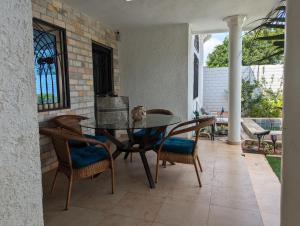 a dining room with a table and chairs at Residence Nenuphar in Abomey-Calavi