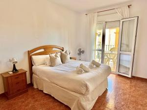 een slaapkamer met een bed met handdoeken erop bij Apartamento Milenio Nerja in Nerja